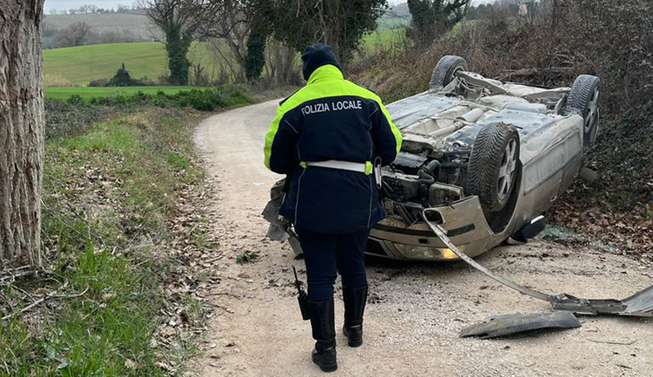 Un incidente si è verificato in via Valliscie a Ripe di Trecastelli: auto ribaltata, sul posto la polizia locale e il personale sanitario