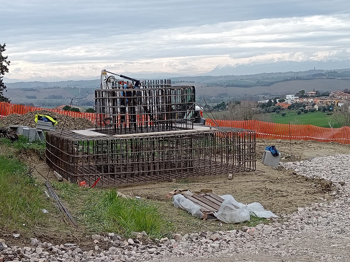L'antenna in corso di istallazione in via Tonnini a Osimo