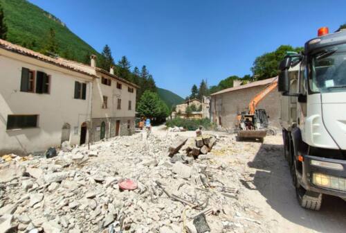 Post sisma, Castelsantangelo sul Nera e Visso: demolizioni al rush. Castelli: «Ora la ricostruzione nei borghi più colpiti»