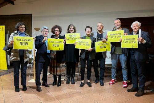 Pesaro, il caso Assange e la libertà di informazione, giornalisti e Amnesty: «Battaglia di tutti»