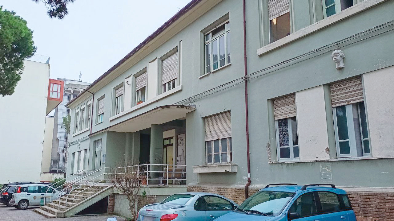 La palazzina dell'ospedale di Senigallia che ospita il reparto di odontostomatologia e chirurgia orale ed il sert