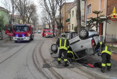 Incidente stradale a Pesaro tra due vetture: una persona finisce all’ospedale