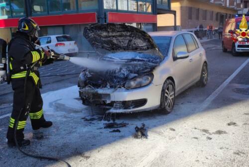 Pesaro, auto in fiamme sul viale della Vittoria: disagi al traffico