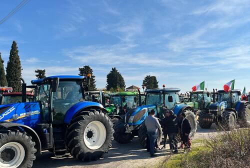La protesta dei trattori arriva anche a Pesaro, lunedì 5 febbraio corteo in zona casello. Ecco le strade chiuse