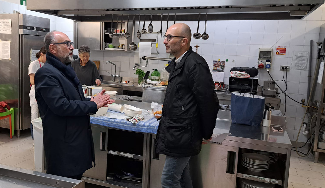 Visita del presidente del consiglio comunale Massimo Bello alla Fondazione Caritas Senigallia diretta da Giovanni Bomprezzi (a destra): con le sue attività solidali dà risposte concrete alle numerose esigenze sociali