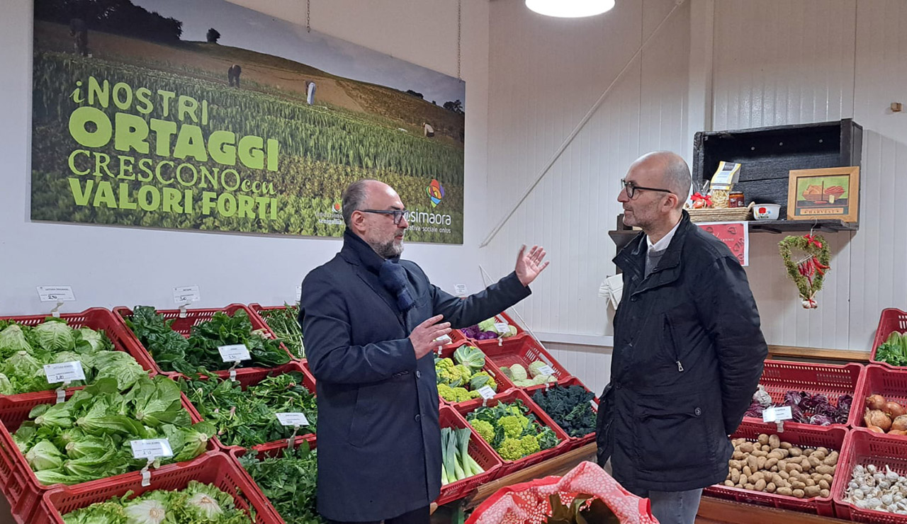 Visita del presidente del consiglio comunale Massimo Bello alla Fondazione Caritas Senigallia diretta da Giovanni Bomprezzi (a destra): con le sue attività solidali dà risposte concrete alle numerose esigenze sociali