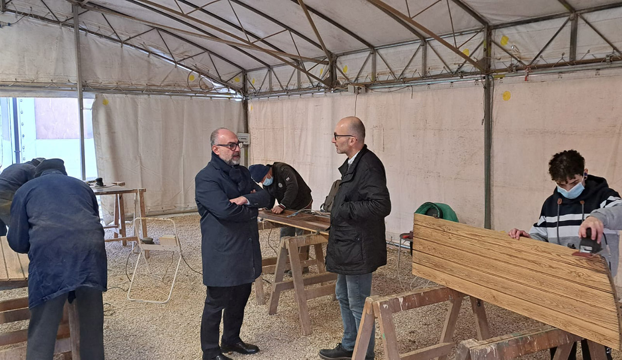 Visita del presidente del consiglio comunale Massimo Bello alla Fondazione Caritas Senigallia diretta da Giovanni Bomprezzi (a destra): con le sue attività solidali dà risposte concrete alle numerose esigenze sociali