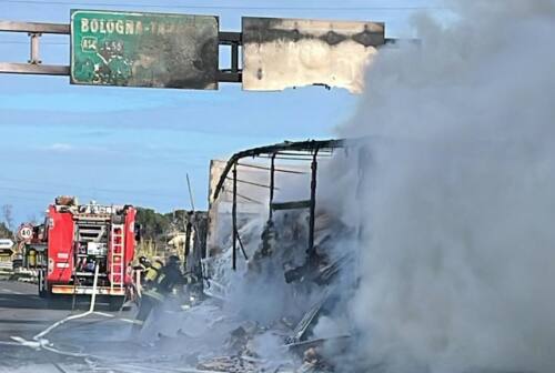 Paura ad Ascoli, camion a fuoco in superstrada: pompieri in azione