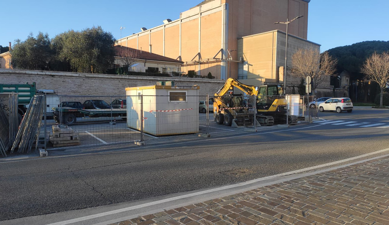 I lavori di riqualificazione del parcheggio della "pesa" in viale Leopardi a Senigallia