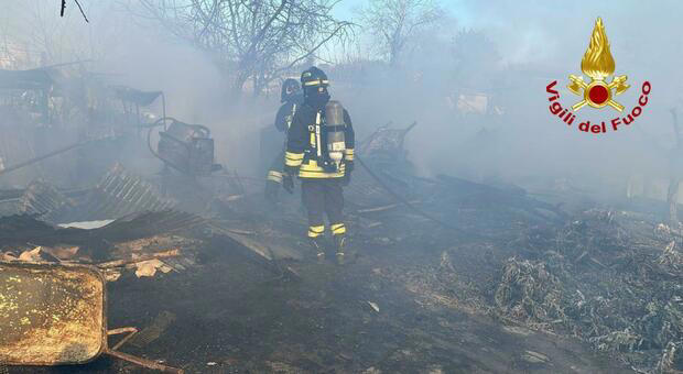 Pesaro, terreno agricolo in fiamme