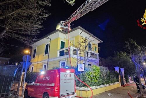 Pesaro, incendio nella notte: viletta dichiarata inagibile