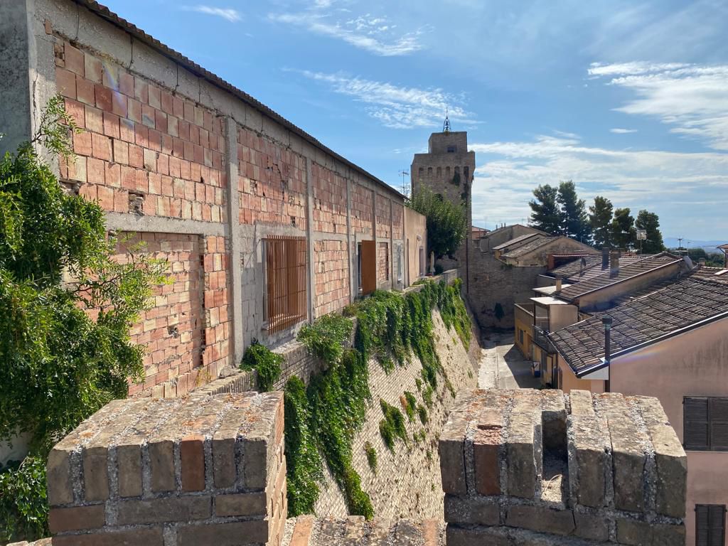 Il circolo Arci visto dalle storiche mura di Scapezzano, frazione di Senigallia