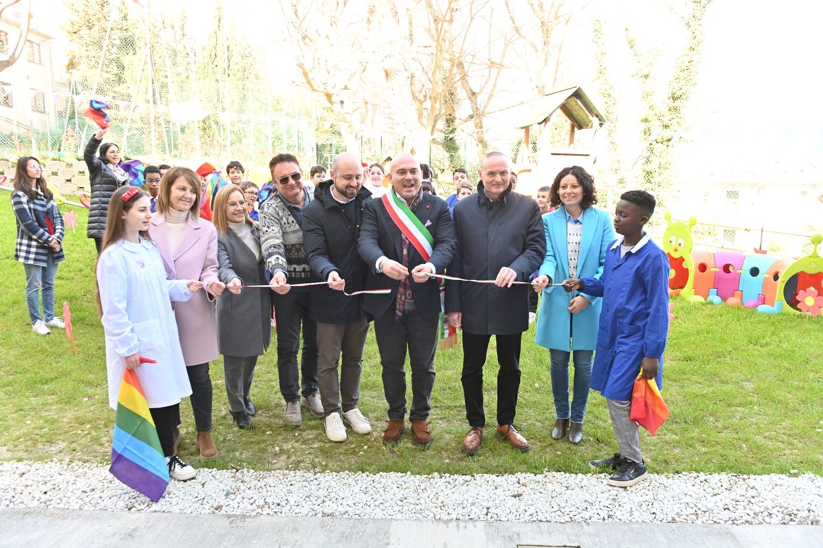 L'inaugurazione del giardino della scuola a Osimo