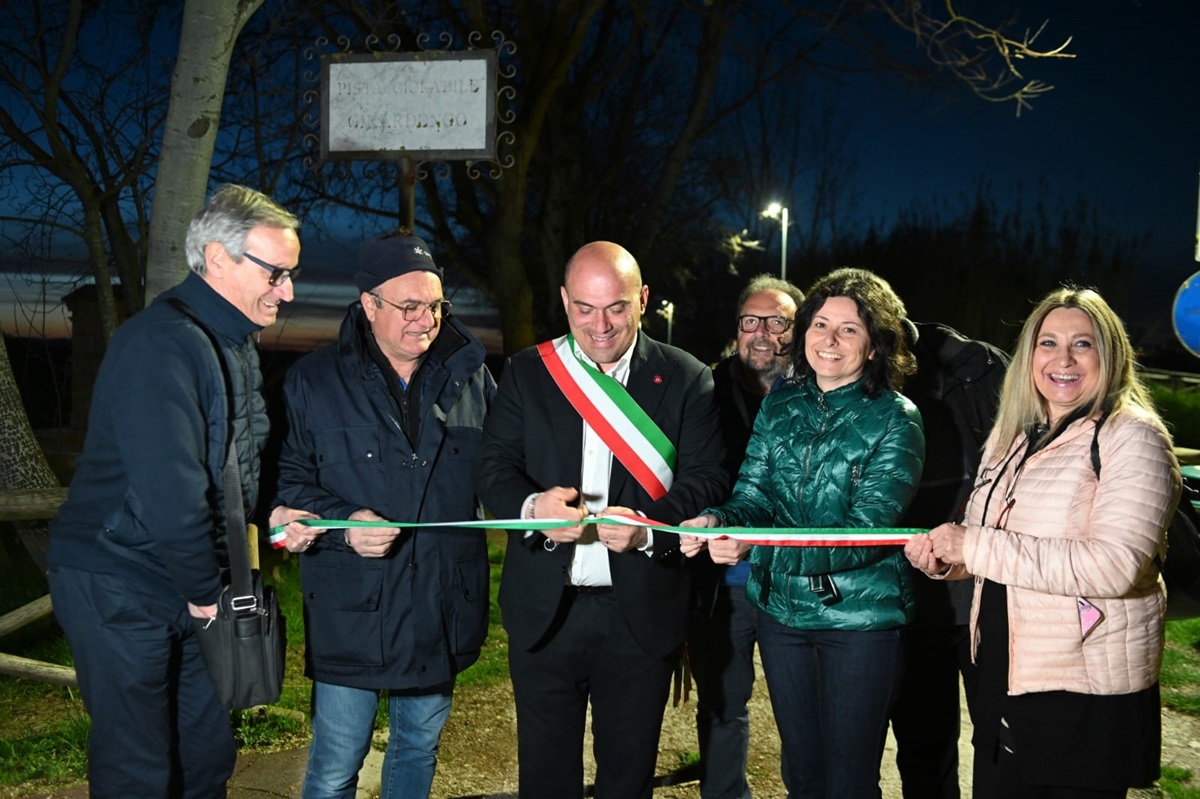 Il taglio del nastro della pista osimana in notturna