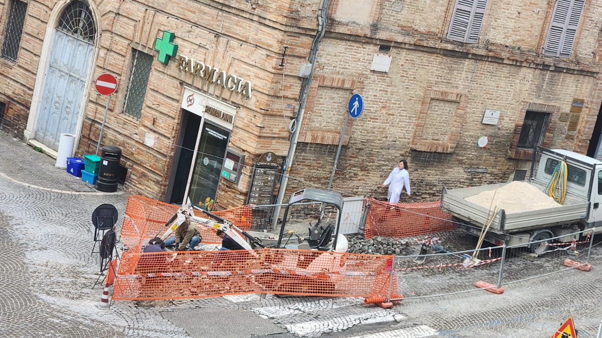 Il rifacimento del selciato in centro storico a Osimo
