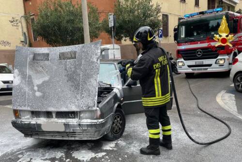Ancona, fiamme dall’auto: intervengono i vigili del fuoco