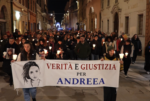 Una fiaccolata per Andreea: in tanti a Jesi per chiedere giustizia e dire no alla violenza – VIDEO