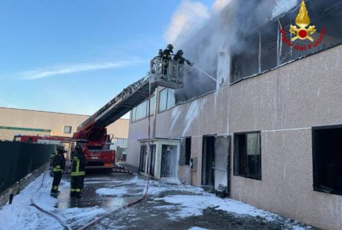 Castelfidardo, incendio nella fabbrica di strumenti musicali: task force di pompieri