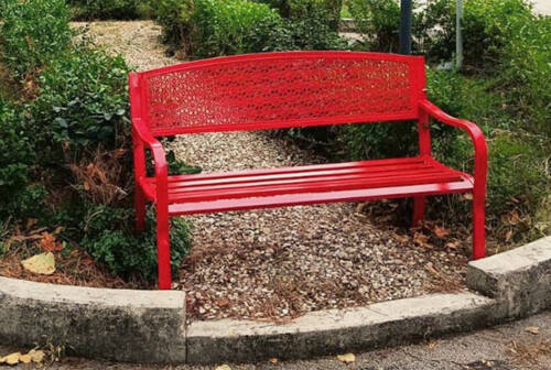 Serra de’ Conti celebra la giornata della donna con l’installazione di una panchina rossa