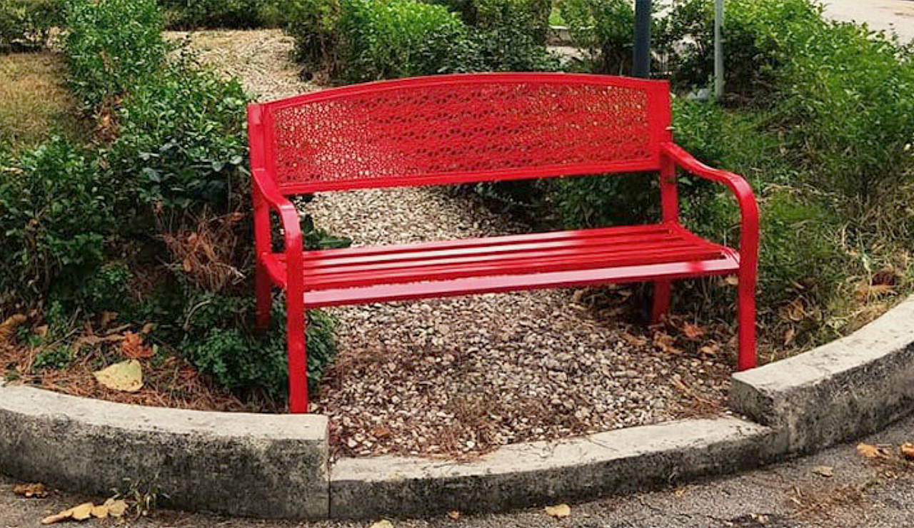 La panchina rossa, simbolo del contrasto alla violenza sulle donne, installata nell'area ospedaliera di Senigallia