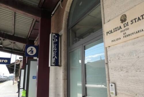 Pesaro, non vuole farsi identificare e aggredisce agente: arrestato in stazione