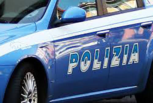 Ancona, spintona un poliziotto e inveisce contro gli agenti: nei guai un 43enne