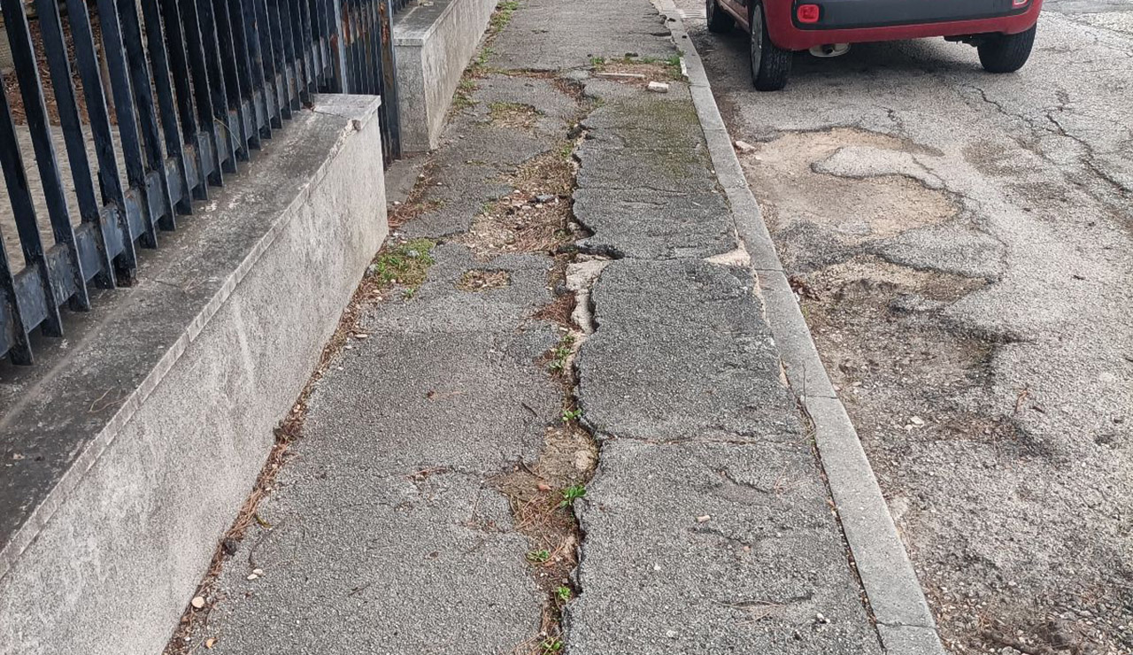 Strade e marciapiedi da rifare a Senigallia, lavori pubblici, asfalto rovinato