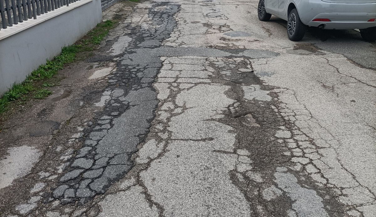 Strade da rifare a Senigallia, lavori pubblici, asfalto rovinato