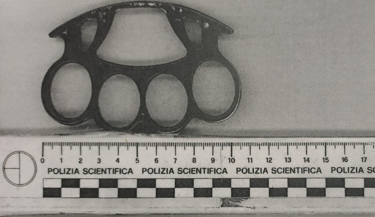 Il tirapugni sequestrato dalla polizia a Senigallia