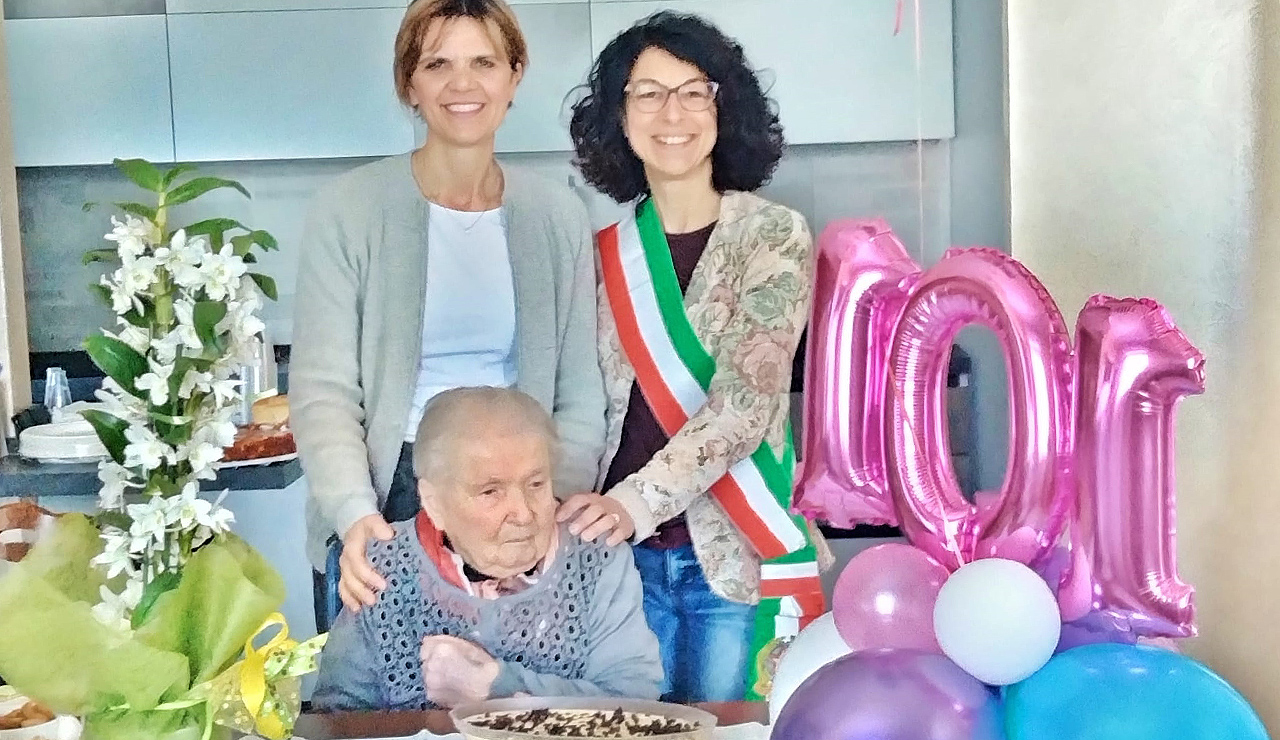 Leonilde (per tutti Nilde) Gianangeli ha festeggiato i 101 anni assieme alla sindaca di Belvedere Ostrense Sara Ubertini e alla vicesindaca Raffaella Perini