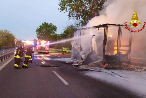 Autocarro in fiamme sulla Fano-Grosseto: sul posto i vigili del fuoco