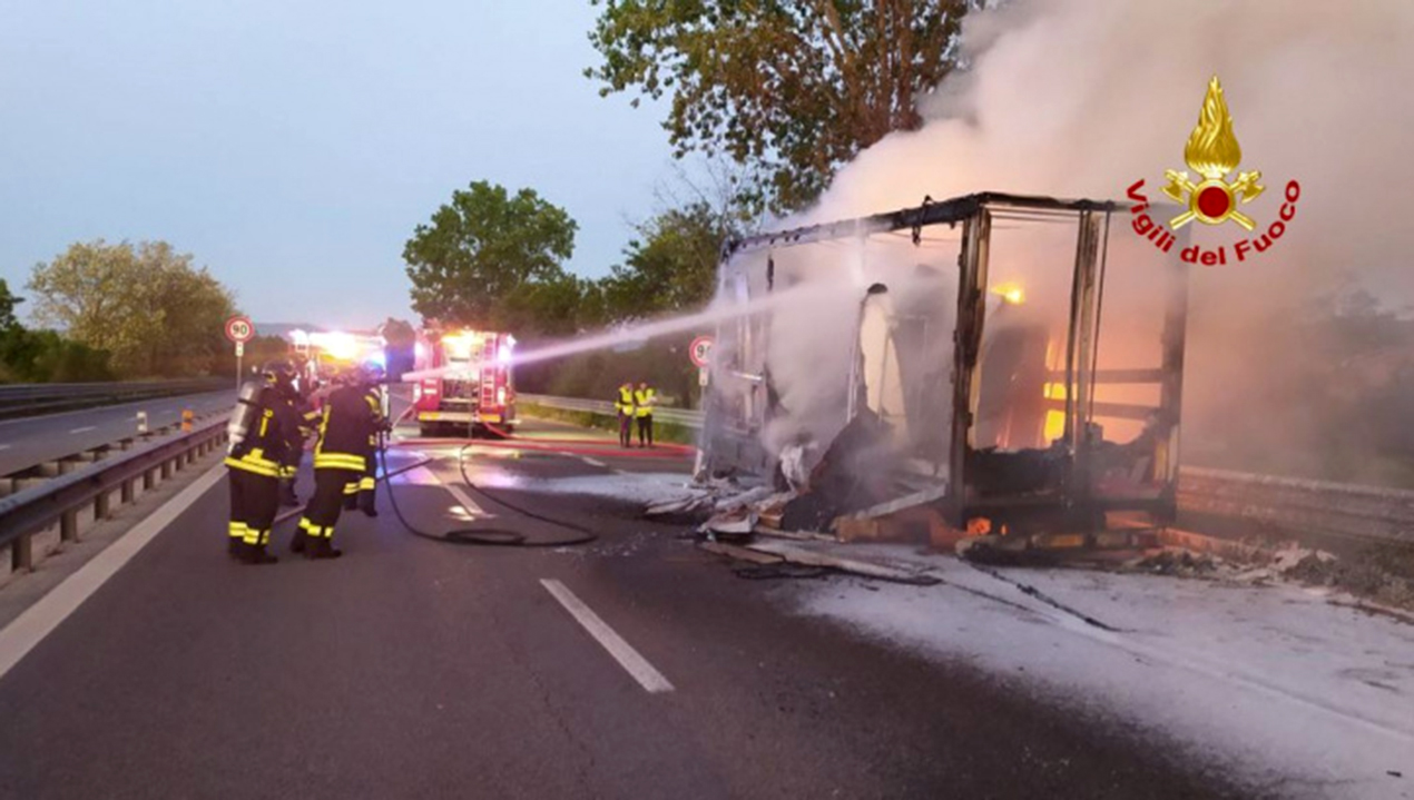 Autocarro in fiamme sulla Fano-Grosseto