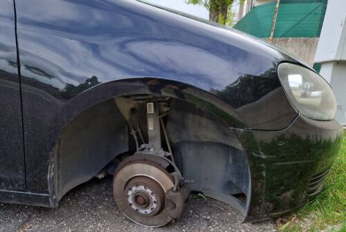 Fano, rubata una ruota di un’auto: la foto diventa virale
