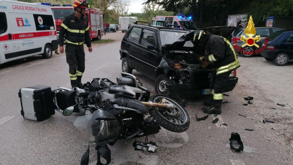 Acqualagna, schianto frontale tra auto e moto