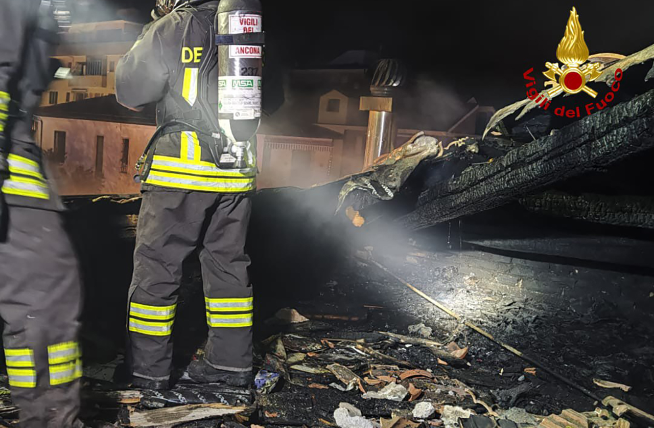 Vigili del fuoco intervenuti per spegnere l'incendio che ha coinvolto e distrutto il tetto di un'abitazione a Senigallia