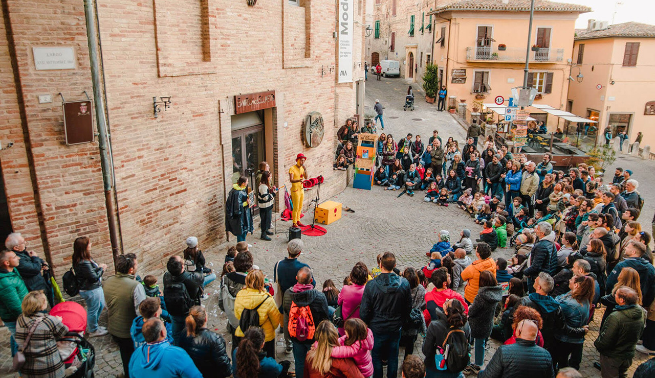 Una delle attività durante la festa dei folli 2023, a Corinaldo. Foto: Valentina Cafarotti