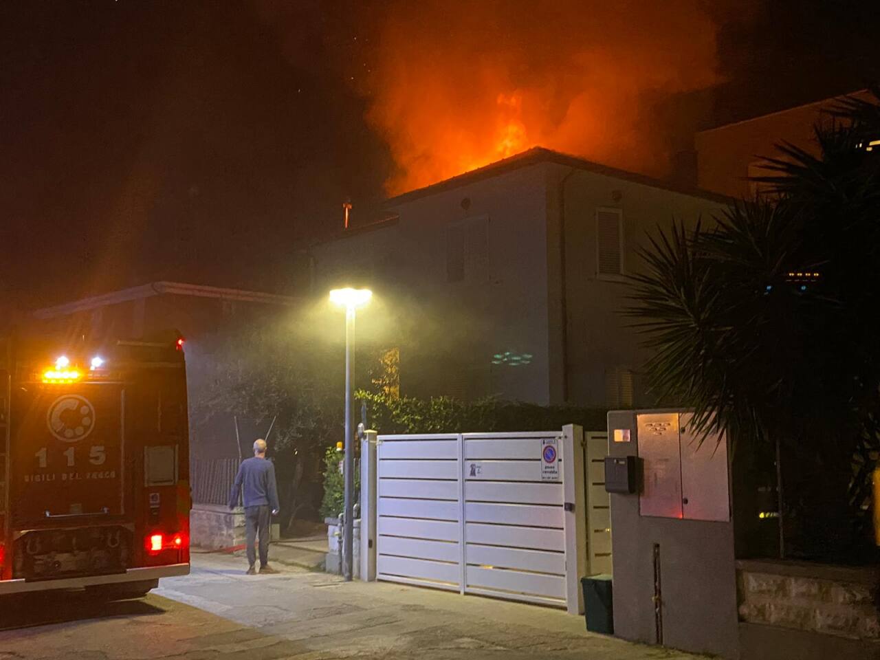 Incendio in un appartamento a Senigallia, sul posto vigili del fuoco e polizia locale