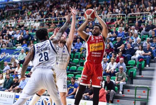Basket, Pesaro vince a Sassari e resta in corsa per la salvezza
