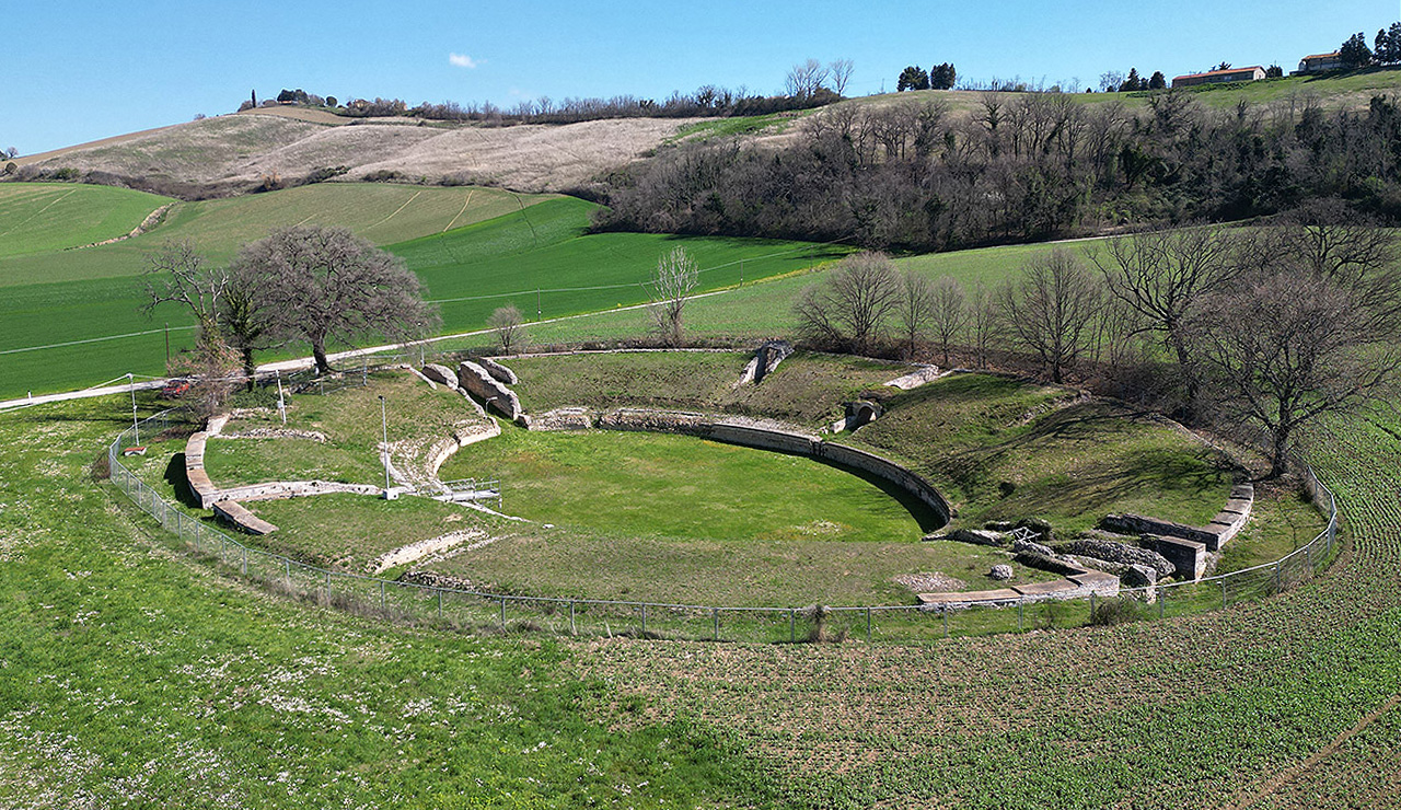 L'anfiteatro della città romana di Suasa, nel parco archeologico all'interno del comune di Castelleone di Suasa