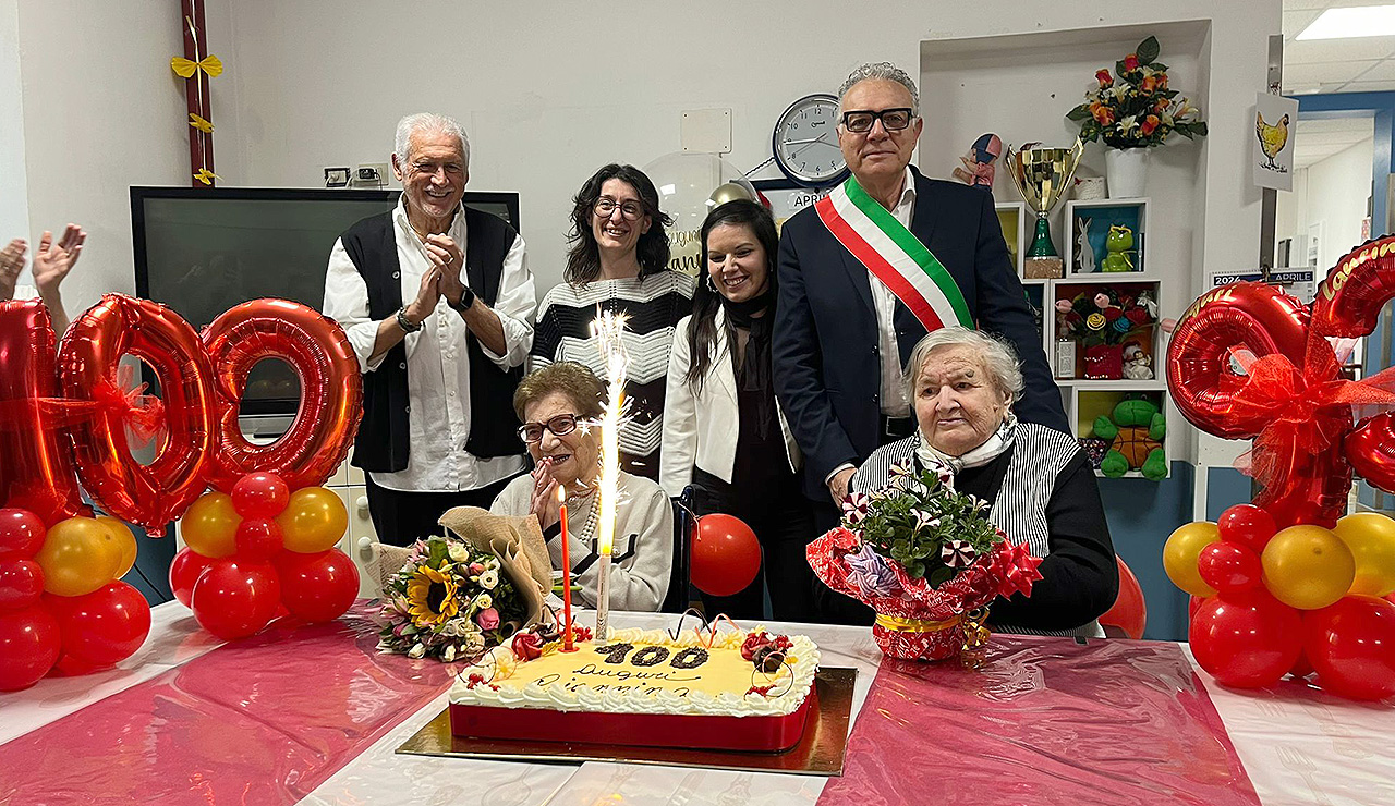 Doppio compleanno alla fondazione "Marulli" di Ostra Vetere: a sinistra Giannina Gasparoni (100 anni), a destra Laurina Perini (93)