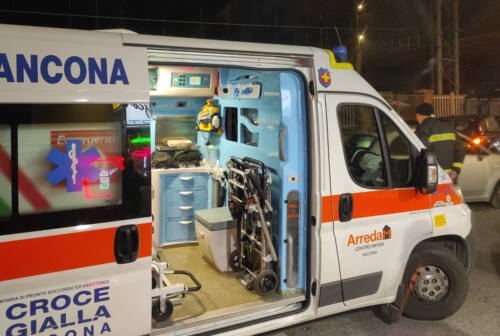 Ancona, perde il controllo e finisce contro un palo che crolla sull’auto: 22enne in ospedale