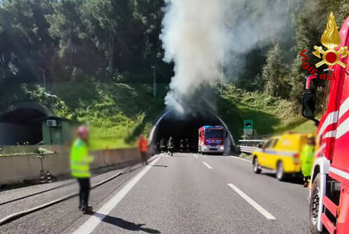 Tragedia in A14 a Cupra Marittima: scontro tra tre mezzi e fiamme in galleria, c’è una vittima