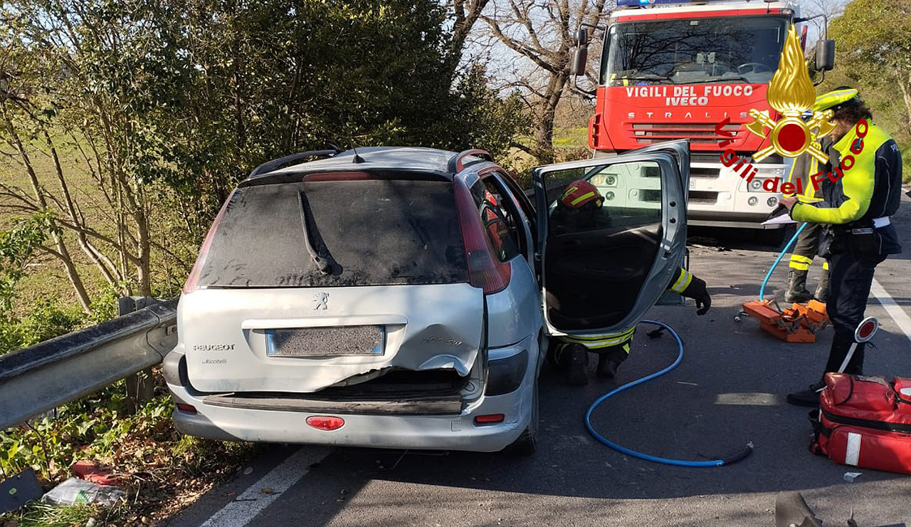 Incidente frontale tra due auto a Senigallia