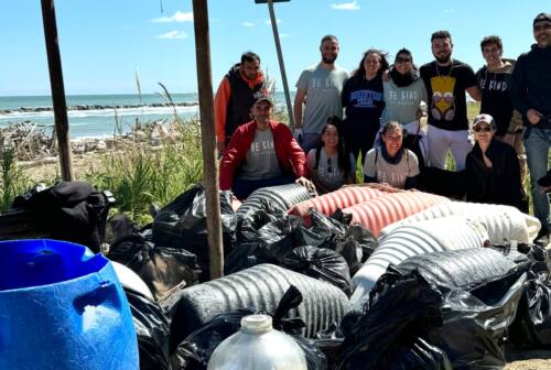 Giornata della Terra, i volontari di Be Kind e Marche Multiservizi ripuliscono la spiaggia di Fiorenzuola