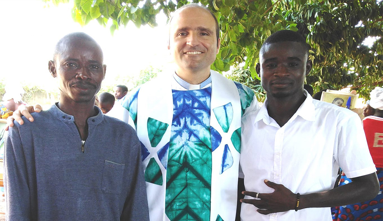 padre Matteo Pettinari durante una missione in Costa D'Avorio
