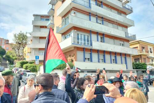 Ancona, cortei pro Palestina alla festa della Liberazione. La polizia contiene i manifestanti