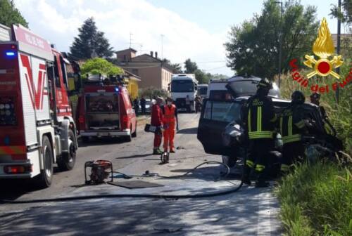 Tragedia a Vallefoglia, schianto tra camion e auto: morta una donna