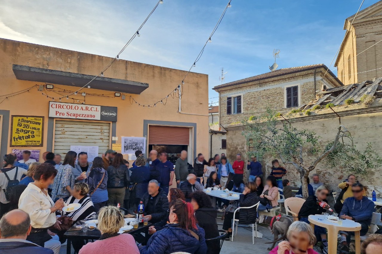 Ancora chiusi i locali del circolo Arci Scapezzano, a Senigallia, la festa si sposta all'esterno