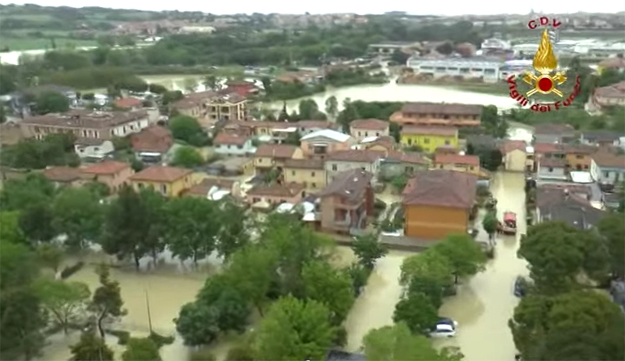 L'alluvione a Borgo Bicchia di Senigallia del 3 maggio 2014, ripresa dall'elicottero dei vigili del fuoco