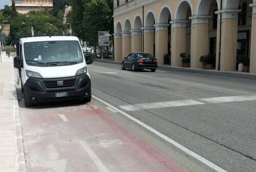 Ancona, travolto in bici: grave all’ospedale di Torrette. Donna non risponde al telefono: soccorsa